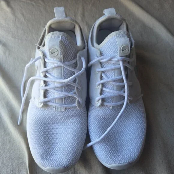 White Nike Sneakers 7.5 - Picture 3 of 5